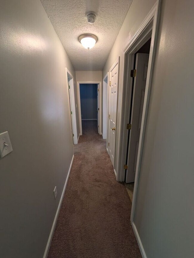 Building Photo - 3BD/2BA Unit in Hickory
