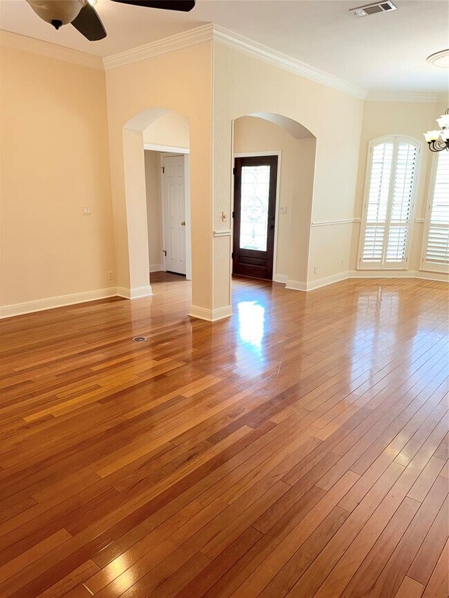 Building Photo - 611 Rolling Green Dr