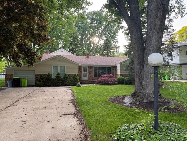 Building Photo - Awesome Property for an Awesome Price