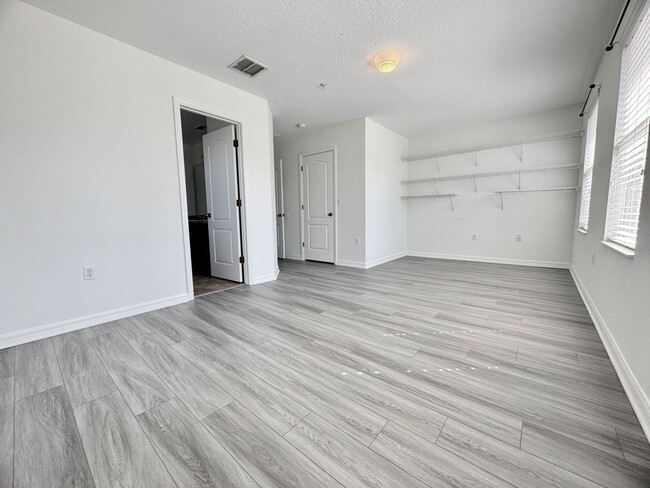 Building Photo - Renovated 3/2.5 Townhome with Office/Flex ...