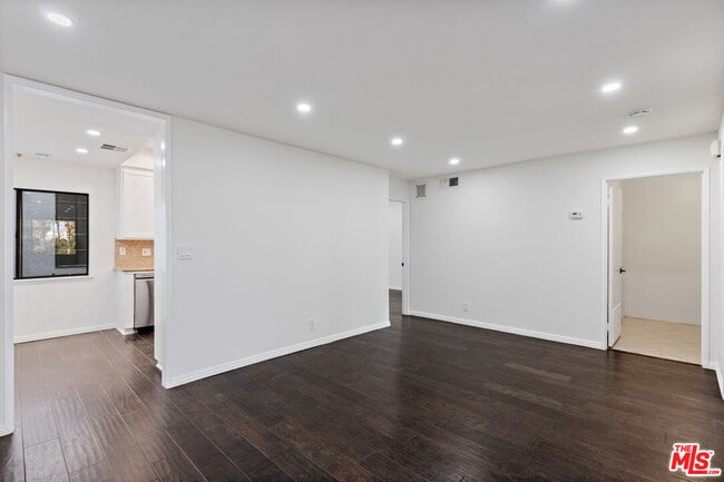 Building Photo - 310 Tahiti Way