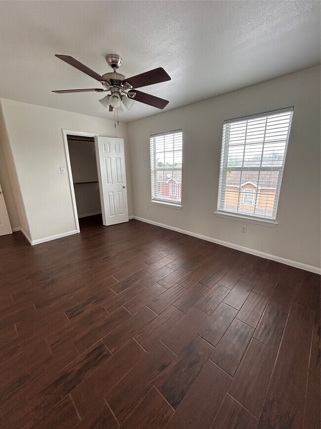 Building Photo - 6837 Larkstone St