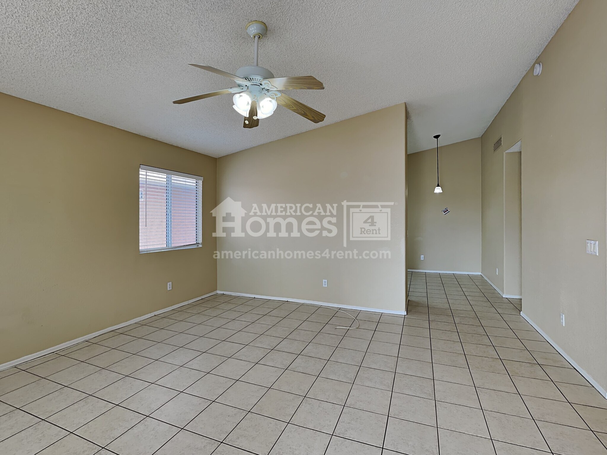 Building Photo - 9050 E Glenmont Dr