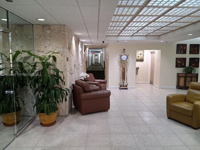 Building Photo - 1100 St Charles Pl