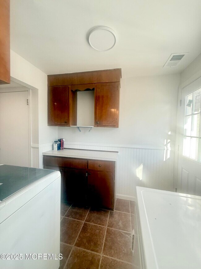 Building Photo - 117 Greymoor Rd