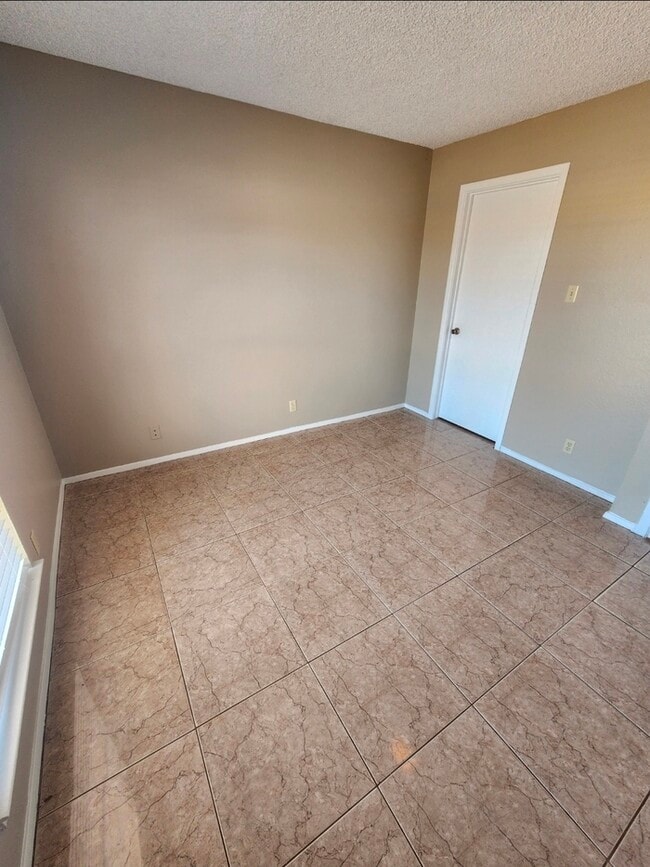 Building Photo - 2 bed 1 bath duplex unit, private backyard.