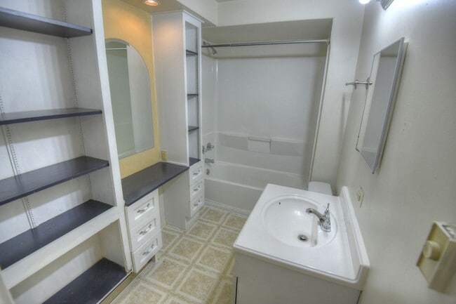 Building Photo - 5 Bed /2 Bath Single Family Home for Rent ...