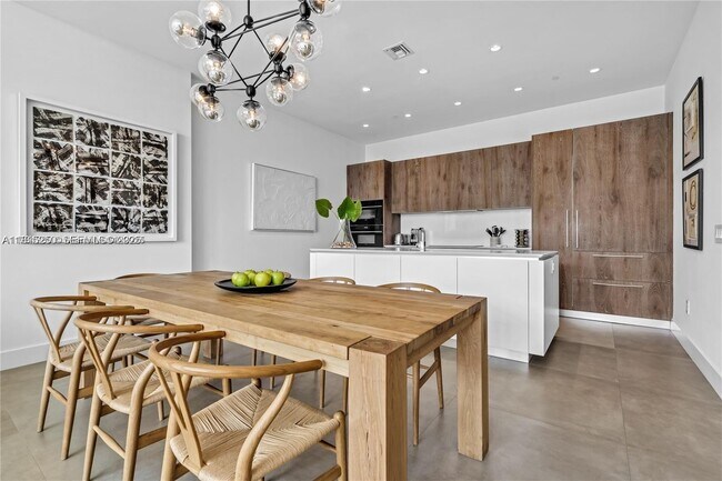 Building Photo - 650 NE 32nd St