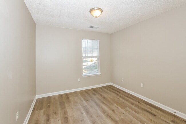 Building Photo - 7150 Hunter's Forest Dr