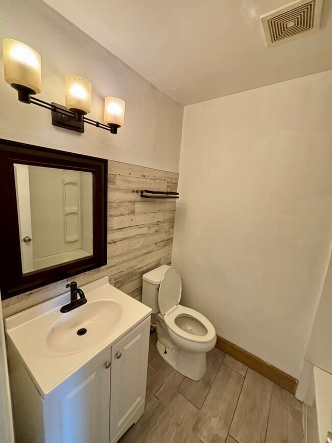 Building Photo - 68 Village Dr