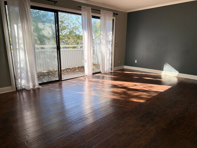 Building Photo - Newport Crest 2 Bedroom Townhouse / Newpor...