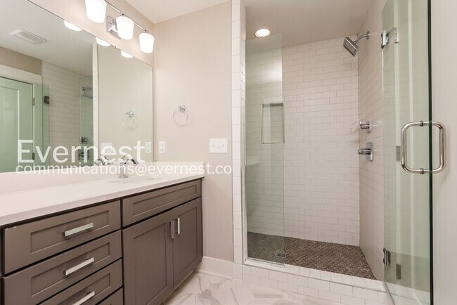 Building Photo - Limited Time Special Offer / 3 Bed/2.5 Bath Townhome with Garage / Pet-Friendly / Vouchers Accept...