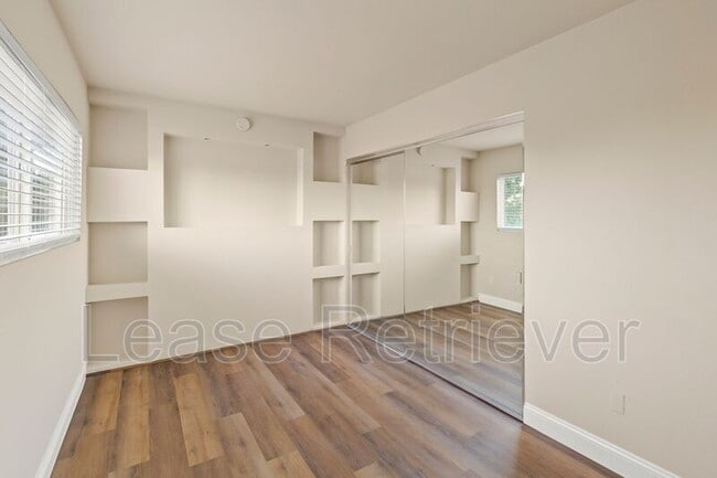 Building Photo - 940 Palm Cir