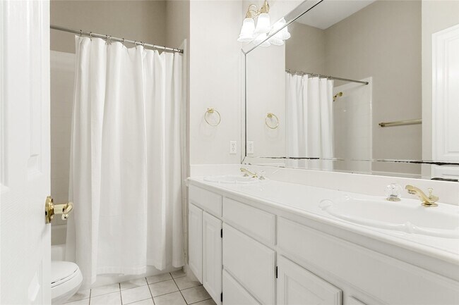 Building Photo - 118 W Greenbriar Ln