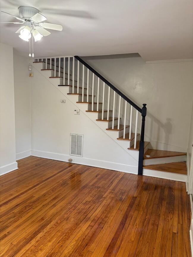 Building Photo - Spacious Townhouse Near Duke and Broad St / Fenced Yd