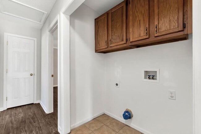 Building Photo - An adorable home! Pets Welcome!