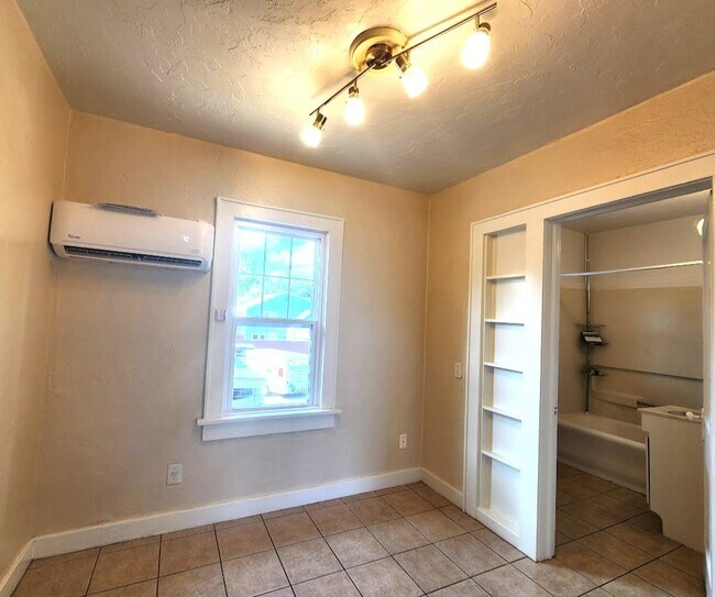 Building Photo - 2705 NW 13 - Garage Apartment