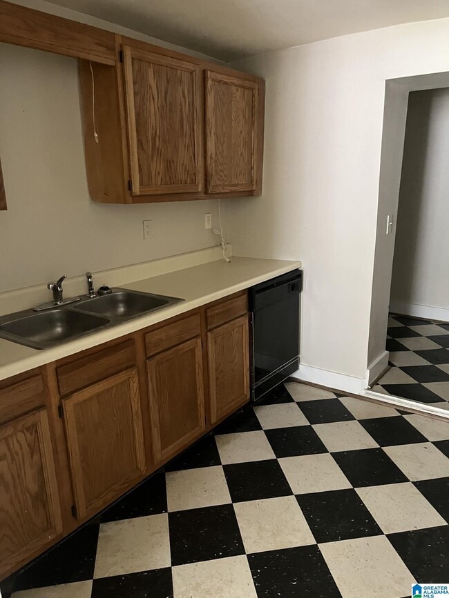 Building Photo - 905 40th St S