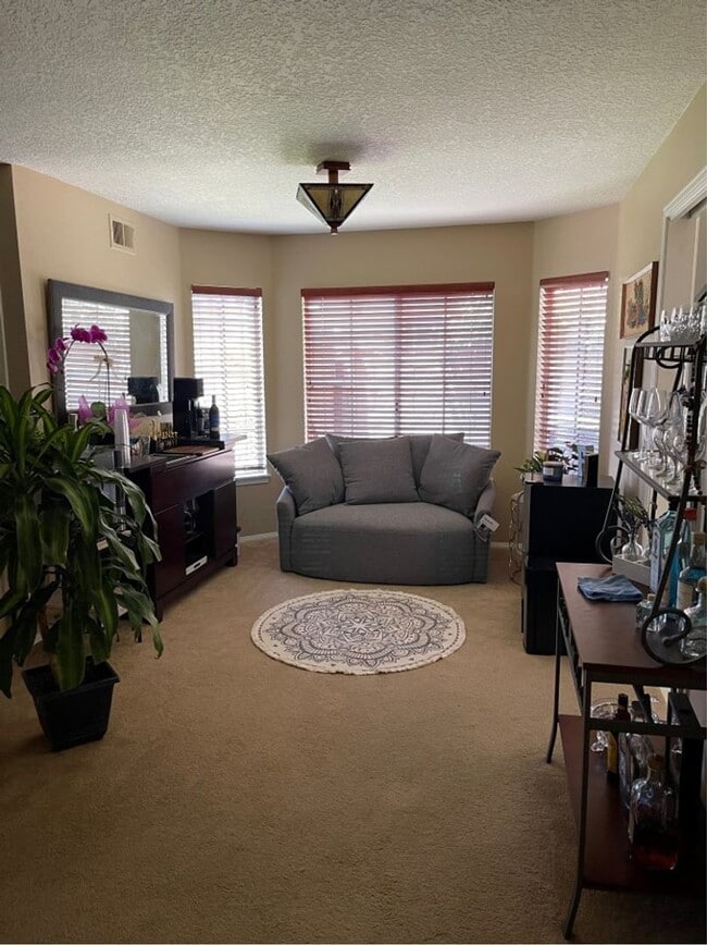Building Photo - BEAUTIFUL 2 STORY HOME WITH HUGE MASTER BE...
