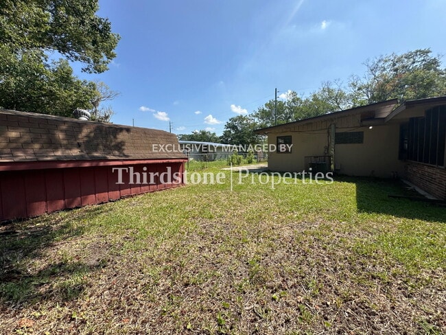 Building Photo - 1038 La Marche Dr