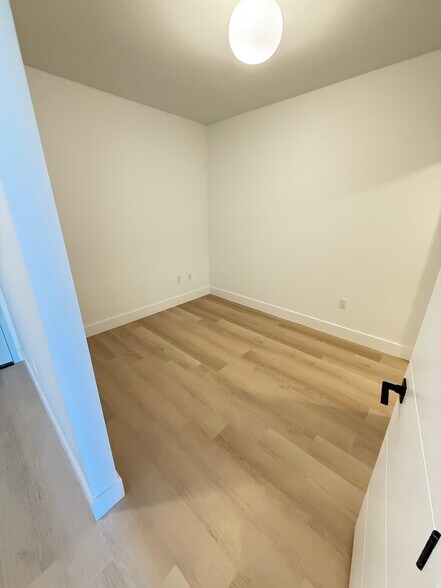 Building Photo - 2533 NE 183rd St