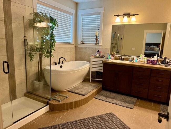 Building Photo - Spacious 4 BD Home with Private Backyard &...