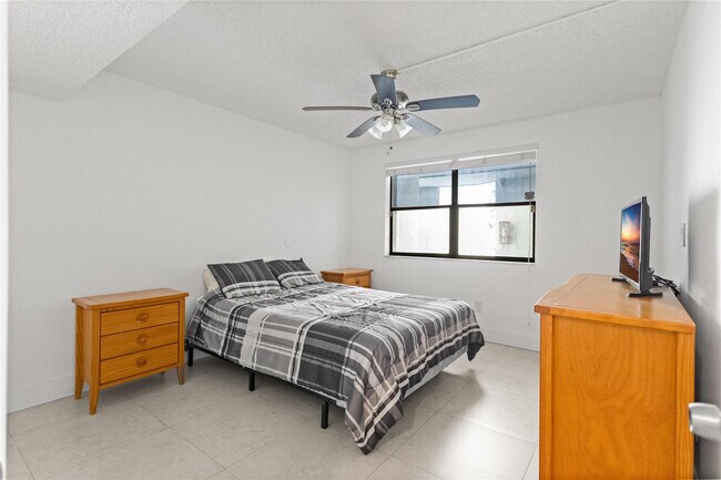 Building Photo - 16051 Blatt Blvd