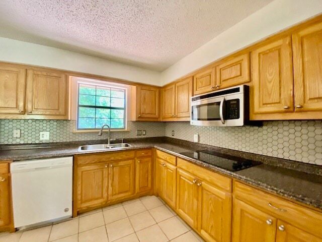 Building Photo - 2125 Forest Oaks Dr