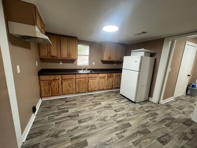 Building Photo - 3 Bedroom 1 Bathroom Home by Stillman College