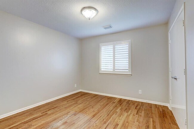 Building Photo - 1117 Carriage Ct