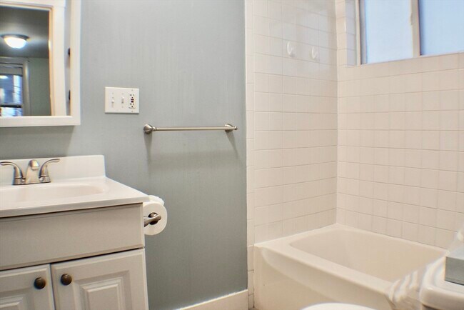 Building Photo - 27 Turner St