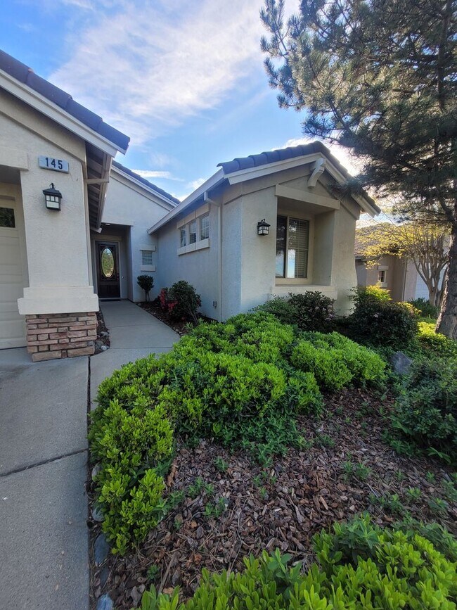 Building Photo - Sun City Lincoln Hills - Quiet courtyard with garden service & solar electric