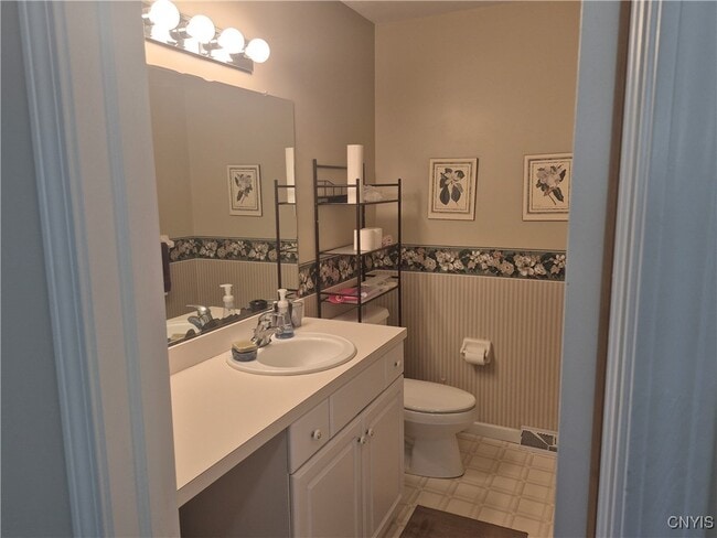 Building Photo - 331 Summerhaven Dr N