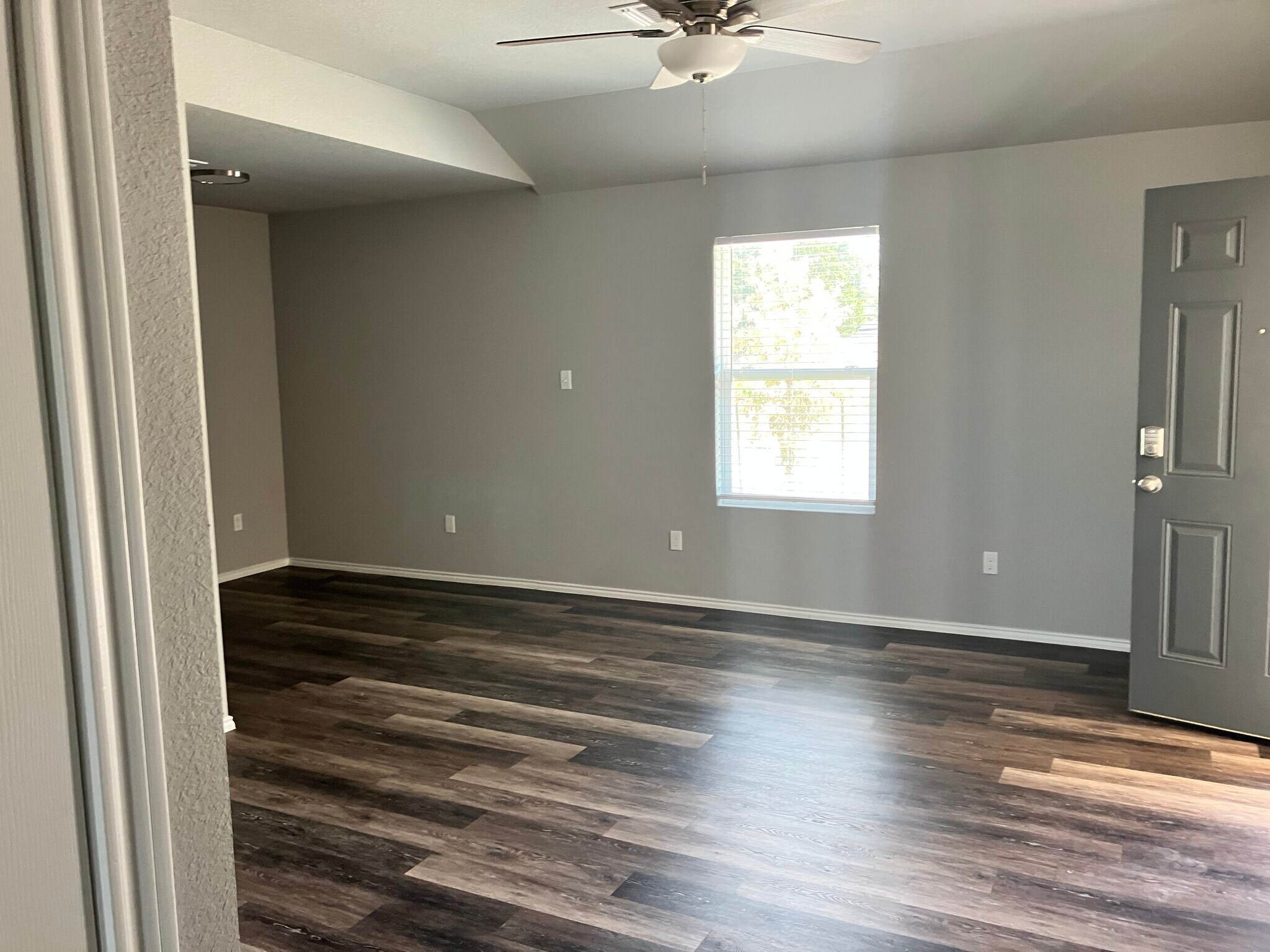 Building Photo - 305 Stoner Way