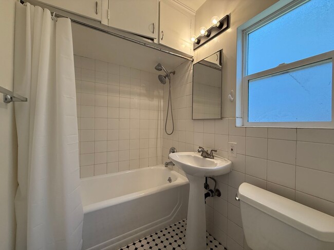 Building Photo - House 2bd/2ba +Bonus room+Gar+yard