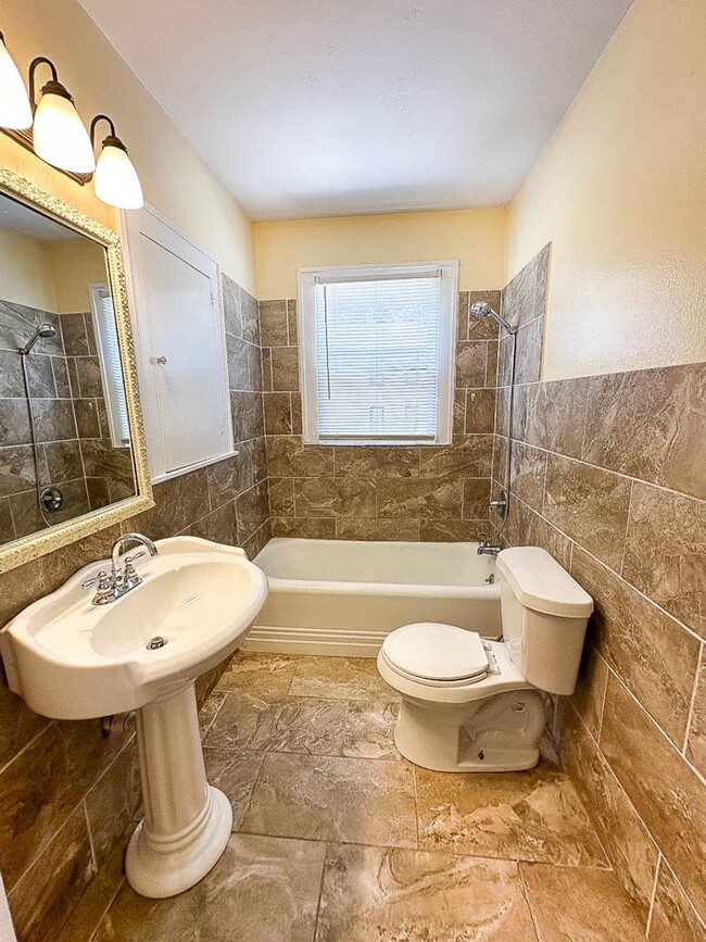 Building Photo - Large 4 bedroom in Highland!
