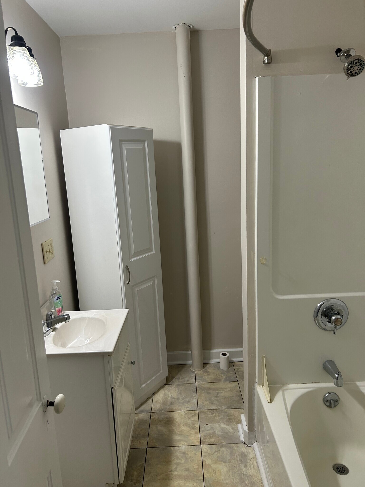 Full bath - 19 N Market St