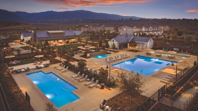 Building Photo - Beautiful Town-Home Bedford Community!