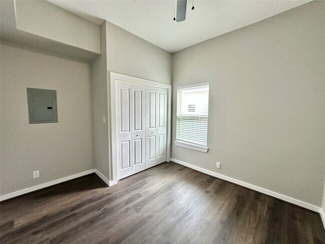 Building Photo - 225 N Everton St