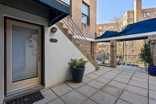 Building Photo - 1710 Summit Pl NW