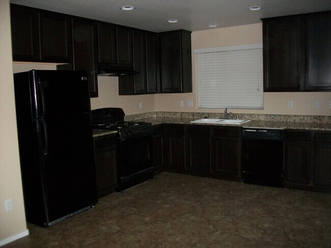 Building Photo - Beautiful 4 Bedroom Home with Granite Coun...