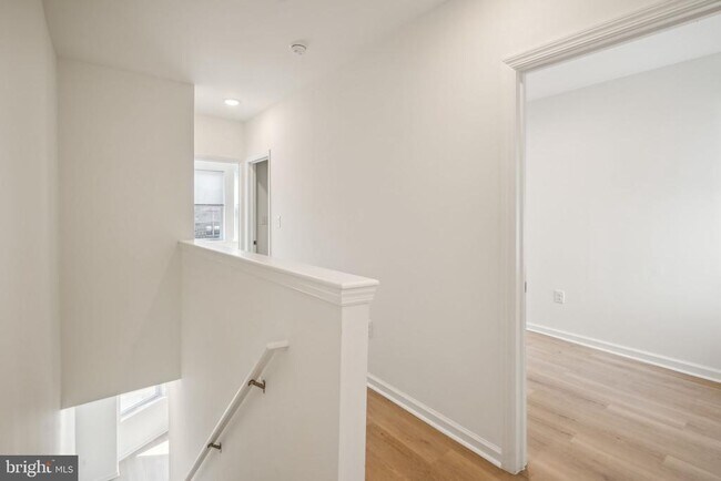 Building Photo - 321 E Lehigh Ave