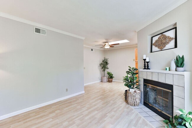 Building Photo - Talmadge : spacious 2 bed, 2 ba top floor condo
