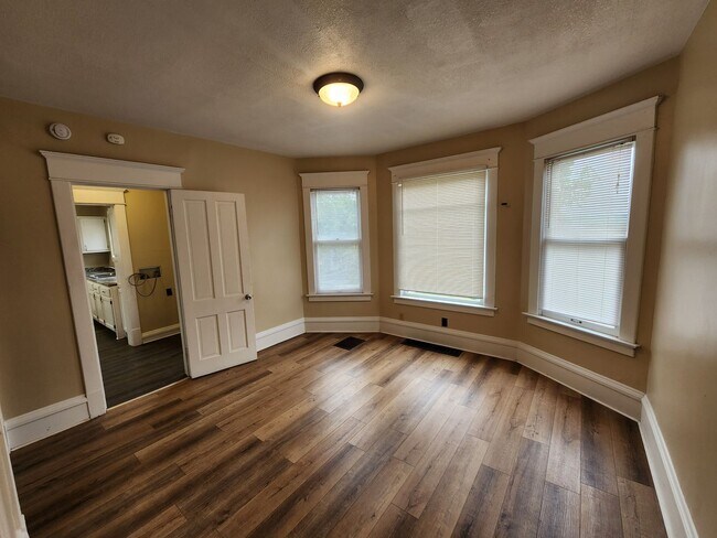 Building Photo - 603 Leclaire St