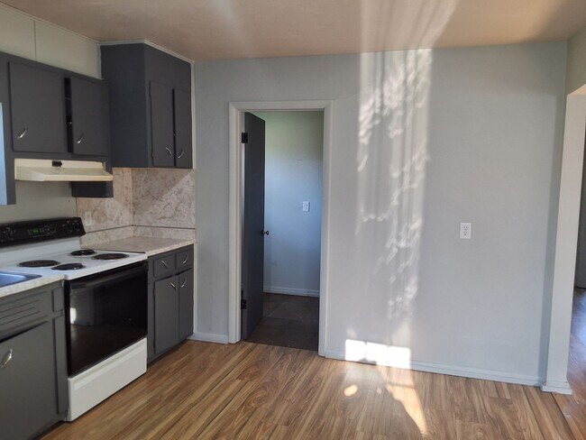 Building Photo - Comfy 2 Bedroom, 1 Bath House located in R...