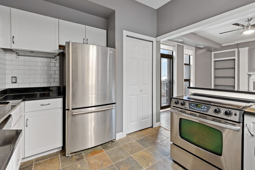 Building Photo - 2900 E Jefferson Ave