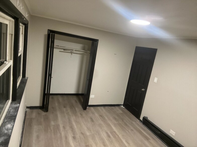 Building Photo - 1379 River Dr