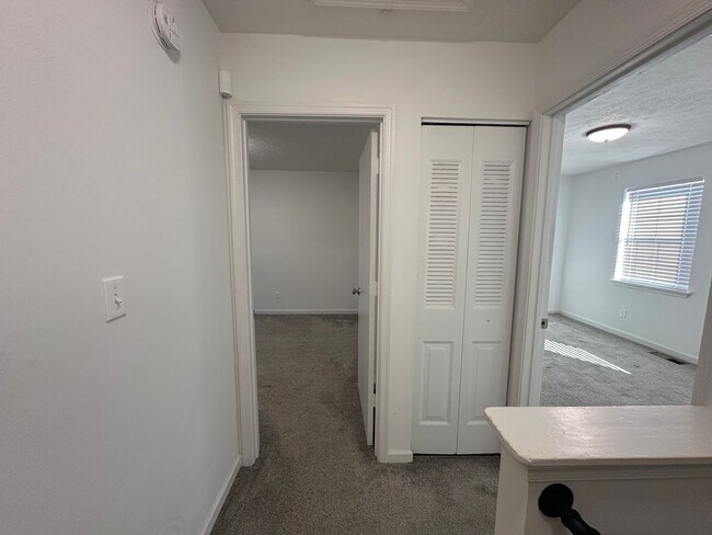 Building Photo - Country Place Townhomes - Off Lakeside Drive