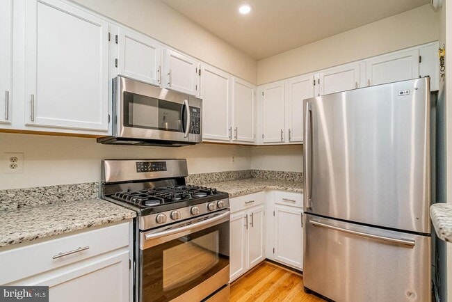 Building Photo - 1275 Quaker Hill Dr
