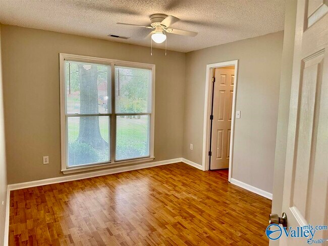 Building Photo - 111 Tumbleweed Dr